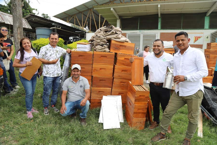 En total fueron entregados 79 kits CampeSENA a grupos asociativos de todas las regiones del departamento.