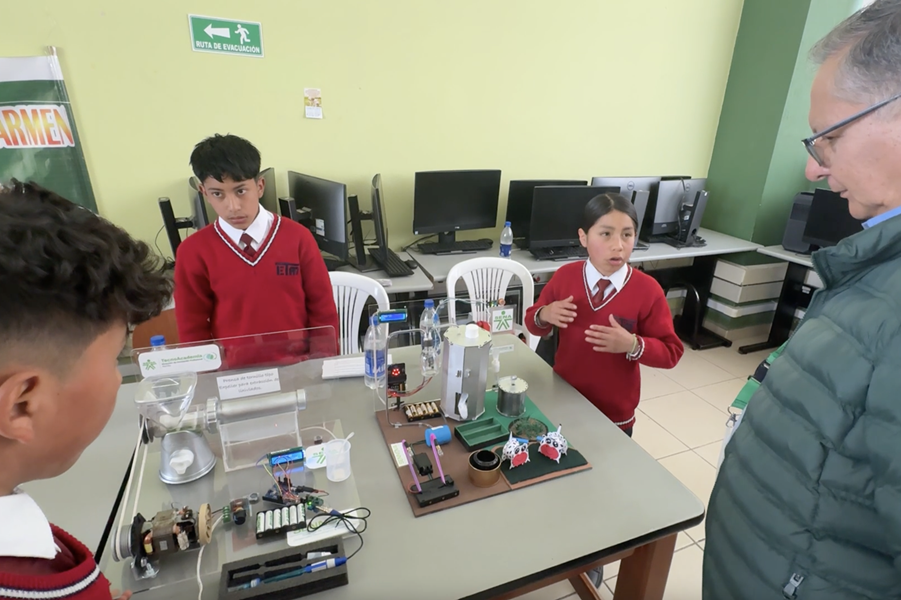 Dairón Inagán Cuarán, de once años y estudiante de la Institución Educativa técnica y Agroecológica explica en que consiste su p