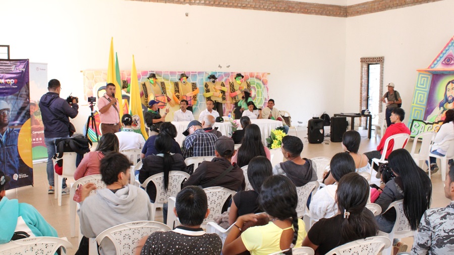 El director regional del SENA Cauca, Edward Enrique Vargas y el equipo de  CampeSENA dialogan con las asociaciones de Almaguer. 