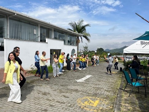 Baile, abrazos, juegos y música, fueron las actividades que pintaron de alegría el Día de la Felicidad.  