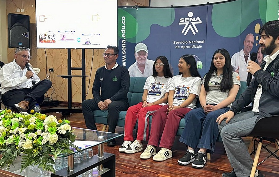 Yeimi Chávez y Karol Muñoz fueron presentadas como aprendices sobresalientes en la 'Audiencia de Participación Ciudadana' celebr