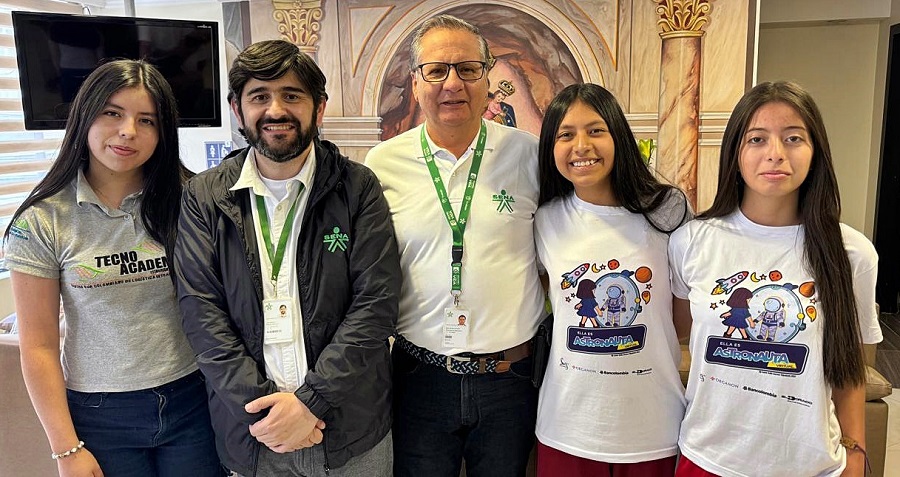 De izq. a der.) Karla Noami Cuaspa, aprendiz e investigadora; Jonathan Pérez, Dinamizador Tecnoacademia Itinerante; Bernardo Cha