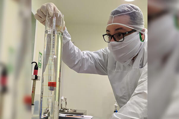 Avalado por el INVIMA, SENA produce en Antioquia 37 mil litros de alcohol antiséptico, jabón y gel antibacterial 