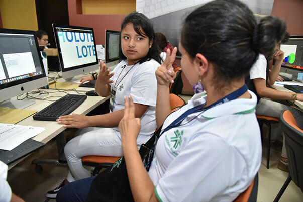 El acompañamiento constante que hacen los traductores acerca a la comunidad sorda a la educación.