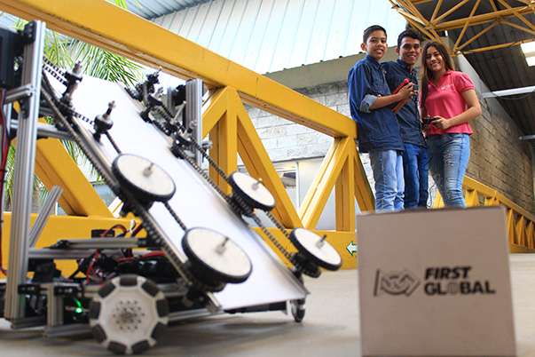 Aprendices pilos del SENA asisten a mundial de robótica