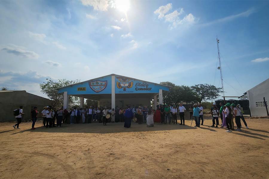 Niños y jóvenes de la comunidad wayúu se forman en la aplicación de energías renovables en medio del desierto.