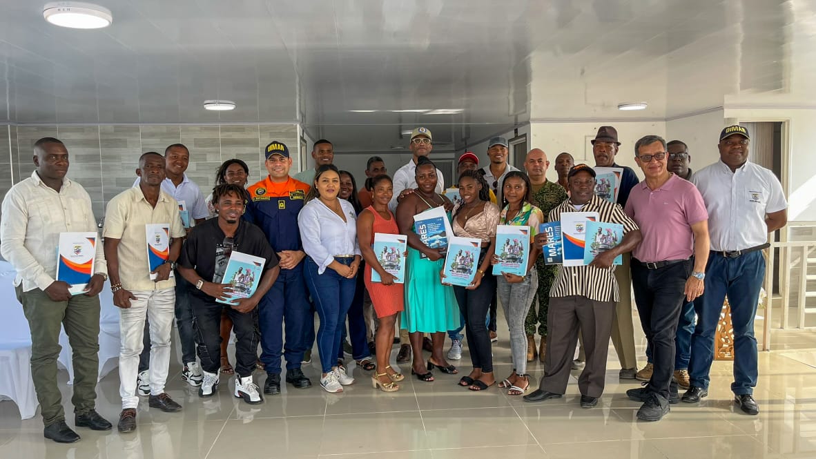 Los 24 motoristas costaneros y fluviales certificados, junto a autoridades del SENA, Dimar y representantes locales, celebrando 