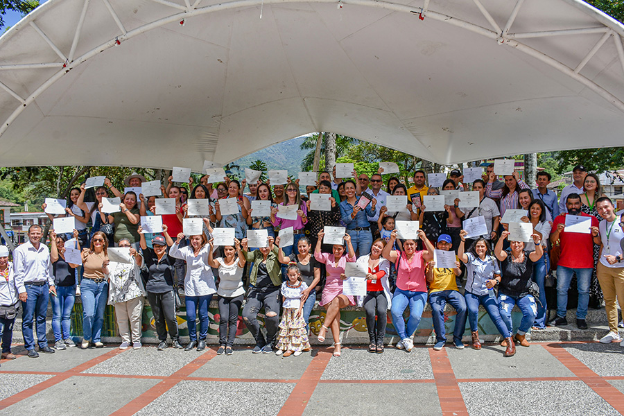 El SENA Regional Quindío graduó a 55 mujeres que pertenecen a la Asociación Chapoleras y la Asociación de Mercados Campesinos de