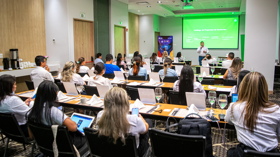 El evento tuvo como finalidad, socializar el portafolio de servicios de la Entidad y abordar otros temas de interés, como las of