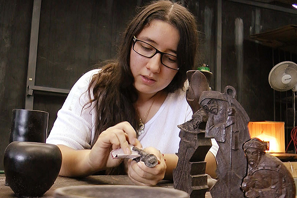 Realizan piezas de arte con la borra del café