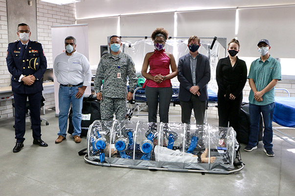 Minciencias entrega al SENA cámara desprezurizada para manejo y traslado de pacientes COVID   