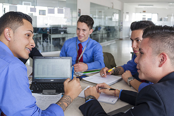 Todavía puedes estudiar de manera presencial en el SENA. Hasta el 29 de mayo puedes inscribirte en más de 300 programas de forma