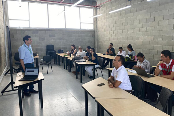 Juan Carlos Ospino, instructor del SENA en Atlántico, imparte conocimientos en un ambiente convencional del nodo de Logística y 