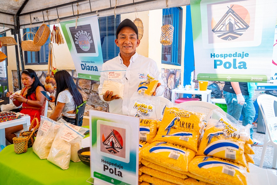 Emprendedor leticiano, comercializando sus productos en estand de la feria “Sembradores de Paz”. 