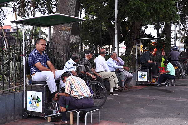 Aprendices SENA diseñan puesto móvil para lustrabotas