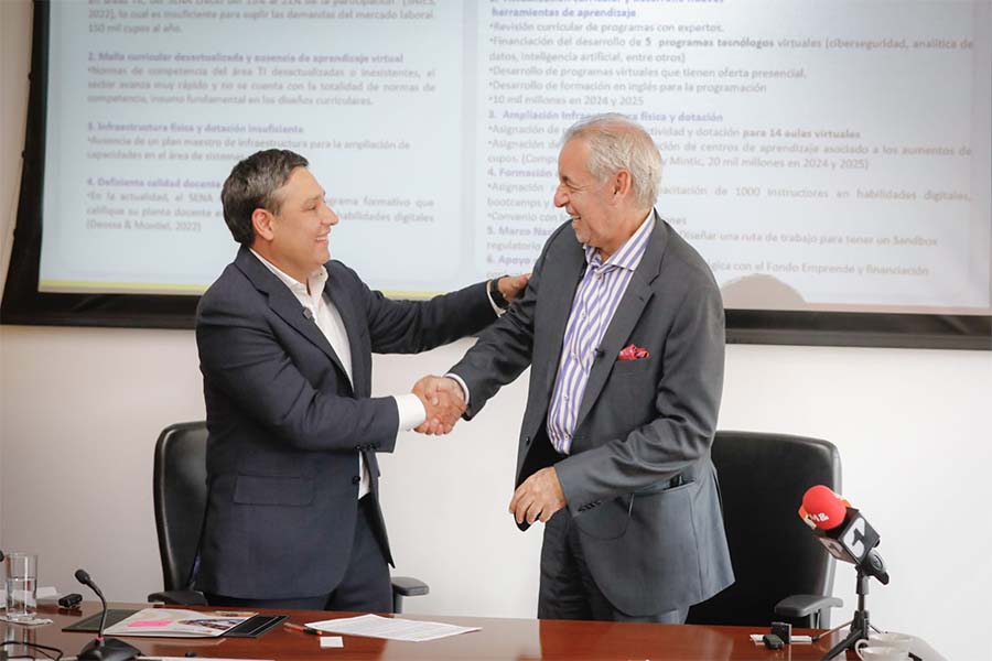 El ministro de las TIC, Mauricio Lizcano (izq.), y el director general del SENA sellaron la importante alianza que contribuirá a