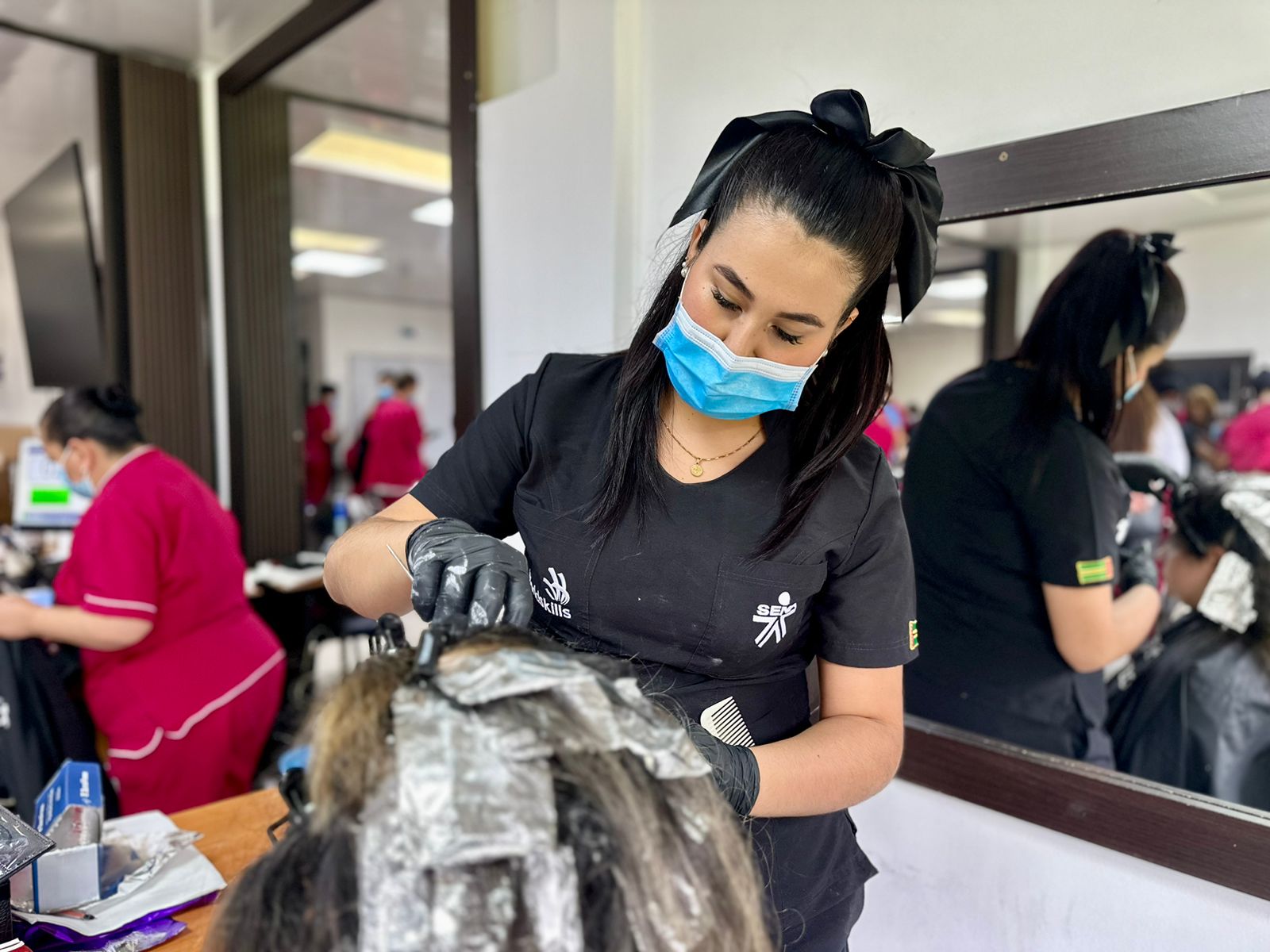 22 aprendices se graduarán como técnicos del SENA y se certificarán como ‘Coloristas’, gracias a alianza con reconocida empresa 