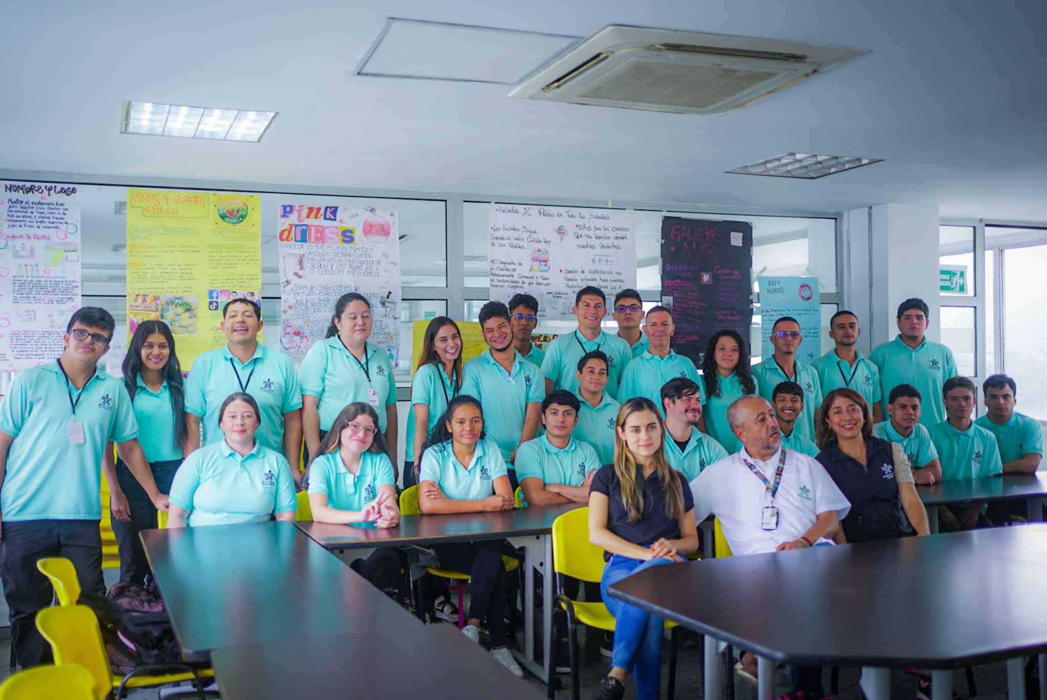 Instructores y aprendices del grupo de personas con discapacidad. 