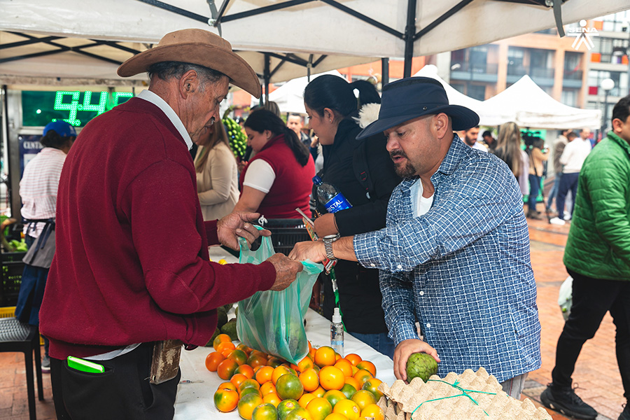 Decenas de personas acudieron a los distintos estands del Mercado Campesino que ofreció productos del centro del país.