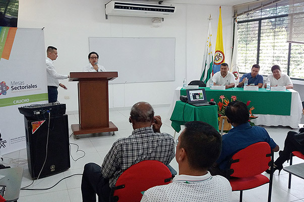 Expertos de Malasia transfieren conocimientos del caucho en el SENA