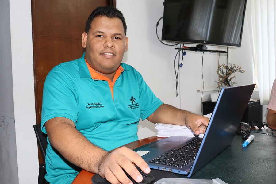 Alexis José Cedeño aprendiz quien está poniendo en práctica su formación en la empresa AVOSS, que promueve oportunidades inclusi