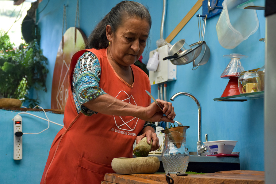 Por medio de la formación con el SENA, Ligia ha consolidado su emprendimiento de aromáticas curativas y una pomada a base de mar