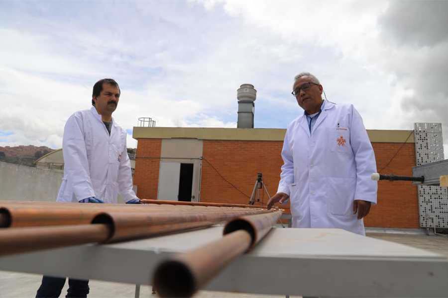 Los instructores Sergio Mario Duque y Rosendo Zambrano creadores del calentador, pertenecientes al Centro de Tecnología y Constr