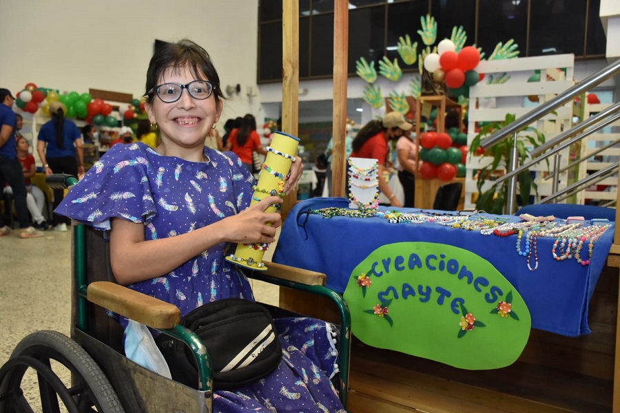 Mujer con discapacidad es apoyada por el SENA.