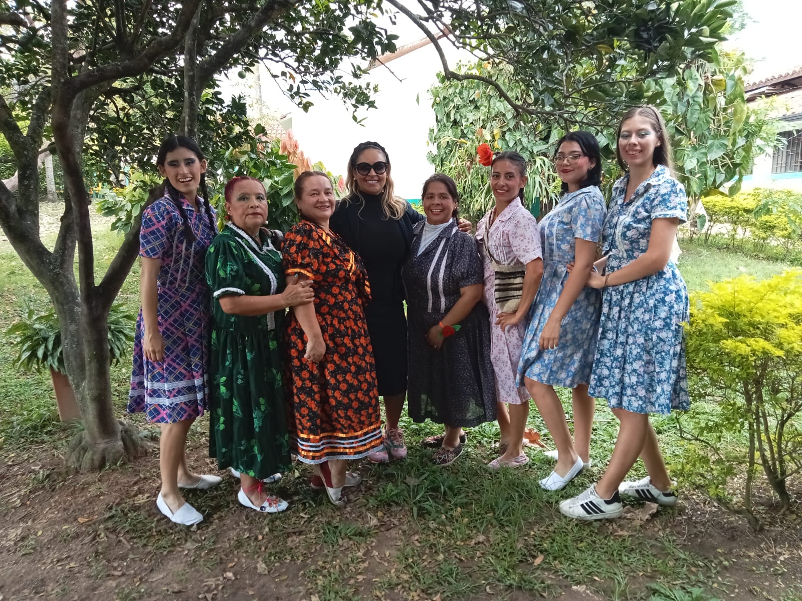 Aprendices en formación técnica en danzas de la Regional Santander con atuendos artísticos.