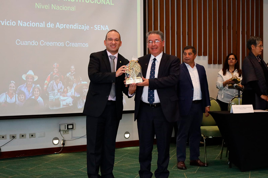 Luis Alejandro Jiménez, director del Sistema Nacional de Formación Nacional para el Trabajo (der.), y Gustavo Moncayo, asesor de