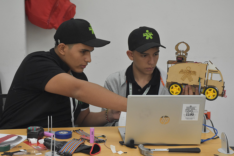 El trabajo en equipo se convierte en baluarte para avanzar y comprender nuestro mundo desde la tecnología.