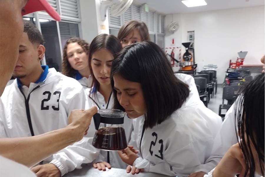 El SENA trabaja de manera articulada con los colegios, ofreciendo doble titulación a los bachilleres.