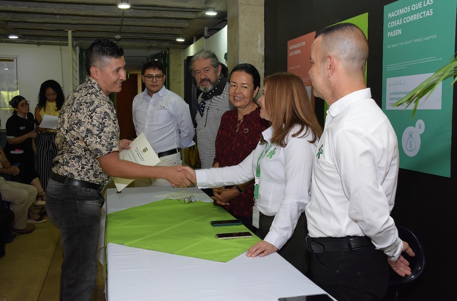 foto de aprendiz recibiendo certificacion de parte de los instructores