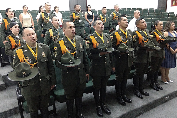 Se gradúan carabineros como tecnólogos del SENA