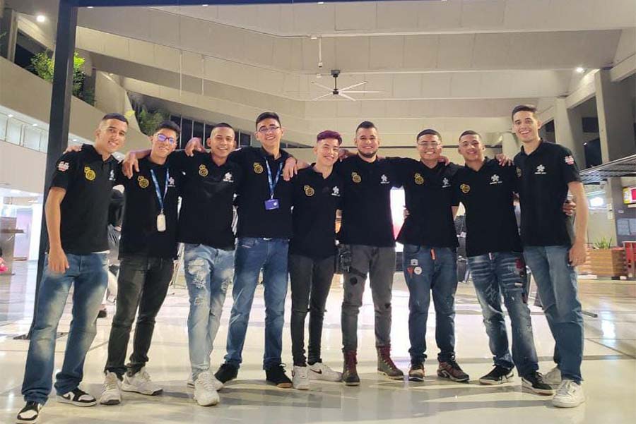 Los aprendices, acompañados de cuatro instructores, competirán inicialmente contra equipos asiáticos.