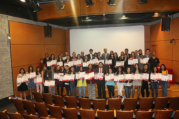 Aprendices e instructores SENA se forman en lengua francesa