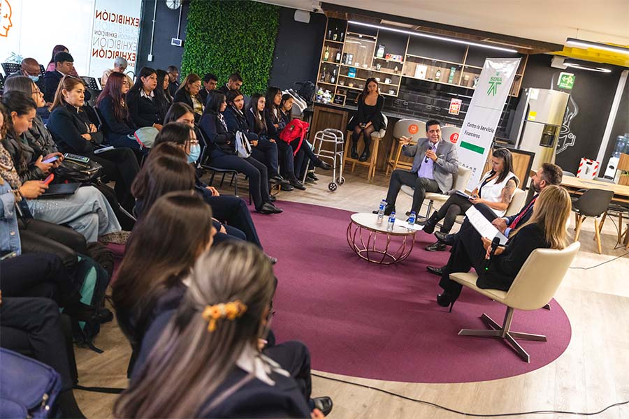 El evento tuvo lugar en el Hub de Innovación del SENA en Bogotá y contó con la asistencia de trabajadores de la salud y aprendic