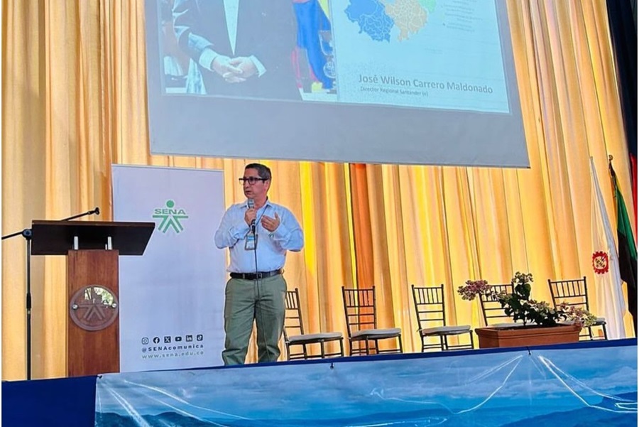 José Wilson Carrero, director regional (E) ponente en el congreso realizado en San Gil sobre turismo sostenible. 