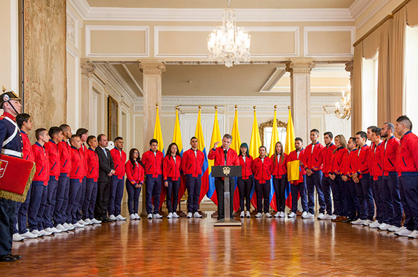 Selección Colombia WorldSkills recibe pabellón nacional de manos del presidente Santos