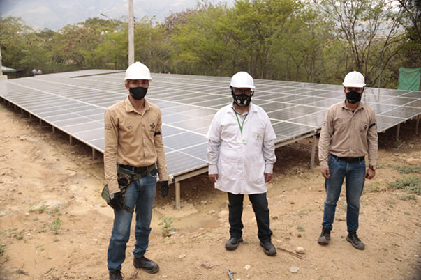 ): Es importante destacar que, este sistema de energía solar fotovoltaica está conformado por 268 paneles solares 