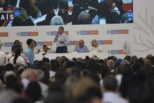 Hemos graduado 146.000 jóvenes con doble titulación: Presidente Duque