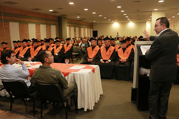 Se certifican los primeros técnicos en Mantenimiento de Aeronaves 