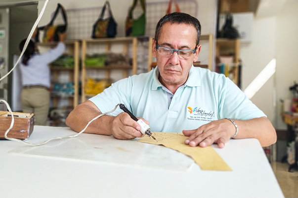 UMOJA BY LUMYNOR, una idea de negocio impulsada por el Fondo Emprender SENA que promueve la conservación del medio ambiente.