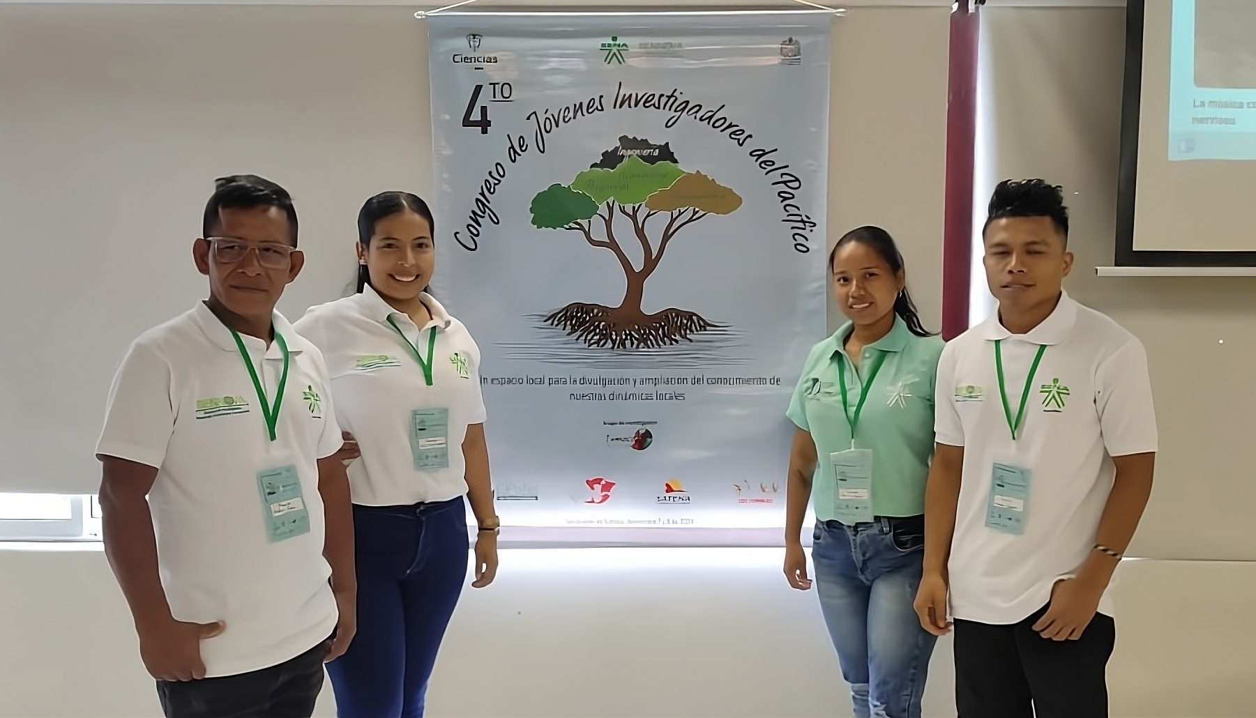 Los directores recibieron un galardón hecho en material reciclable, elaborado por el artista plástico Antonio cruz, quien tambié