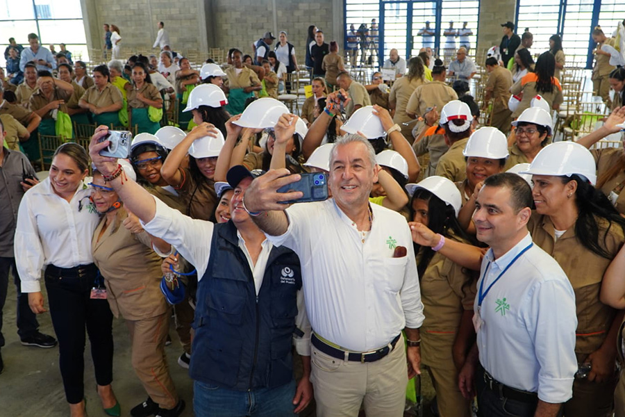 El Director General del SENA compartió con las mujeres privadas de la libertad y participó en la entrega de kits académicos para