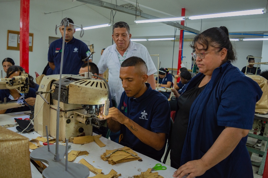 Instructores de calzado y marroquinería del Centro de Diseño Tecnológico Industrial del SENA, en Aguablanca, hacen seguimiento a