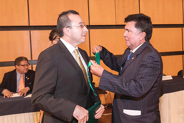 Condecoran al Director General del SENA con la Orden del Zurriago