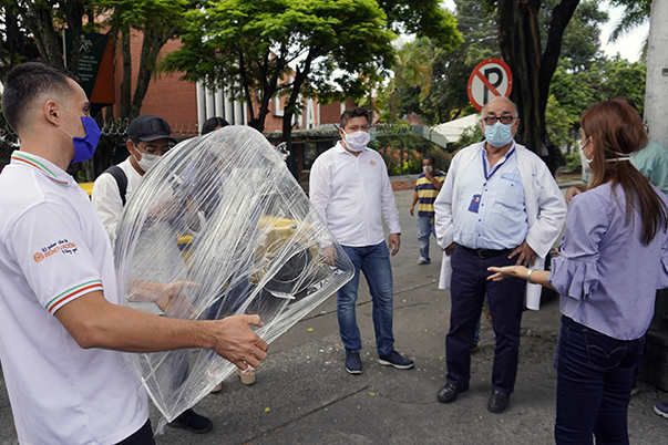 SENA entrega cabina de intubación  para médicos que atienden pacientes de Covid-19 