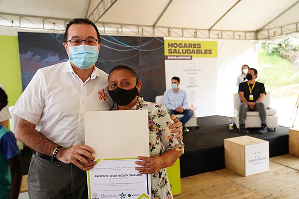 La certificación de estas personas se realizó en el barrio Manrique La Honda, una zona vulnerable de la ciudad de Medellín.