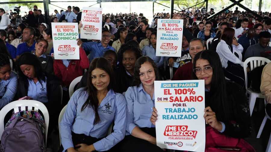 El director general del SENA, acompañado de aprendices e instructores, se reunió en el Capitolio Nacional para apoyar el contrat